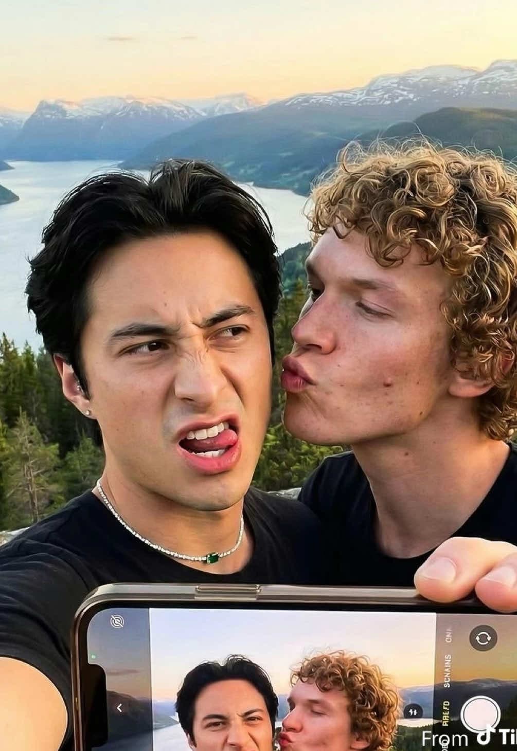 this song has been stuck in my head so here’s part 1 of my edit 🙂‍↕️ #poohspov #heatedrivalry #shanehollander #ilyarozanov #heatedrivalryedit @Heated Rivalry 